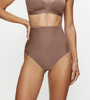 Majtki damskie TRIUMPH Triumph Shape Smart Highwaist String TOASTED ALMOND